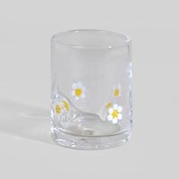 vaso de vidrio con flores blancas y amarillas