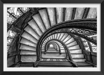 Póster de escalera circular con marco negro 45x30cm