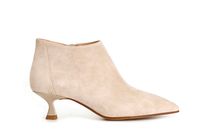 botines conicos de piel con cremallera lateral y tacon medio ecru
