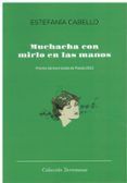 muchacha con mirlo en las manos