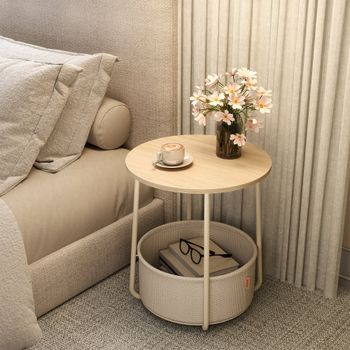 Mesa de centro redonda con cesta de tela beige y blanco