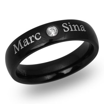 Anillo de acero inoxidable negro con grabado láser incluido
