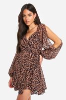 vestido skater cruzado de chifon con mangas abullonadas y encaje en la espalda con estampado de leopardo brown