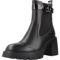 noa harmon botines pose para mujer
