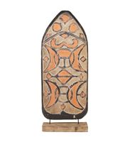 figura escudo de madera marron