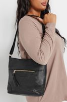bolso de hombro negro con bolsillo frontal