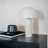 lampara de mesa de metal blanco con acabado brillante