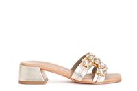 zapatilla de piel con complemento joya gold
