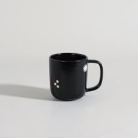 taza de gres negro con motivos