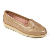 mocasin con plataforma en piel acharolada color beige modelo bimba