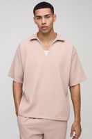 camisa oversize plisada con cuello de pico beige