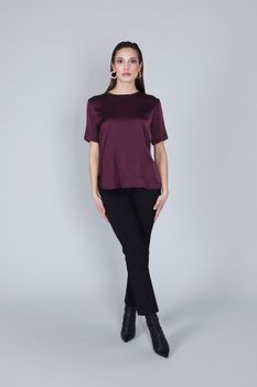 blusa de satén de manga corta aubergine