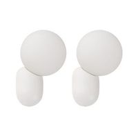 conjunto de 2 lamparas de pared con forma de globo vidrio opalino y base blanca helme