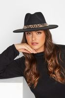 sombrero negro fedora con cadena
