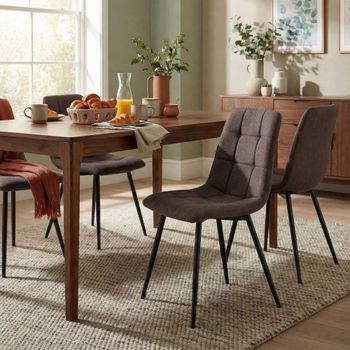 Silla de comedor con reposapiés en tela marrón