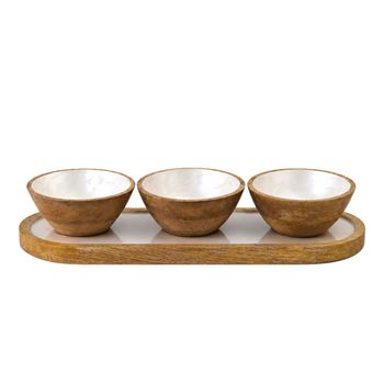 Set de aperitivos de 3 cuencos blancos sobre bandeja blanca de madera