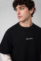 camiseta con logo bordado