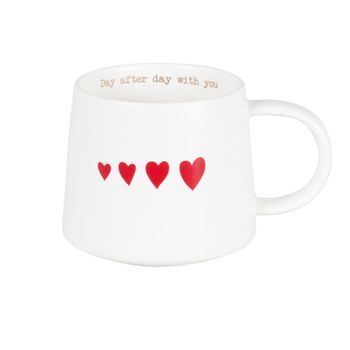 Taza de cerámica blanca con corazones rojos