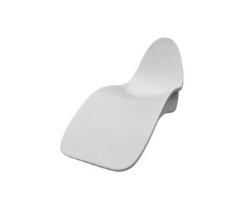 Chaise longue de fibra de vidrio blanca apta para uso intensivo en exteriores e interiores. forma anatómica perfecta para un máximo confort con dimensiones 178x71x91 cm. muy resistente a los rayos uv y fácil de limpiar y mantener.