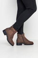 botines marrones con hebilla en diferentes anchos