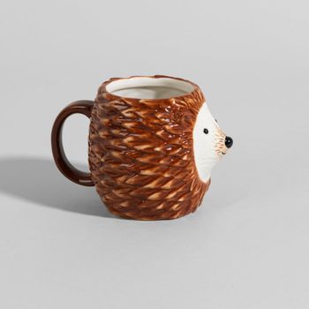 Taza de gres marrón y blanco con forma de erizo