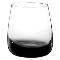 vaso de vidrio con fondo color gris ahumado