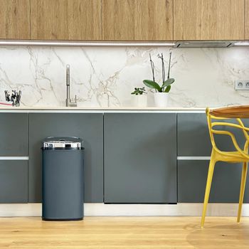 Cubo de basura de cocina automático gris  42l