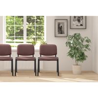silla con patas de metal y asiento en tela marron