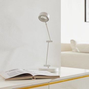 Lámpara de mesa de metal blanco