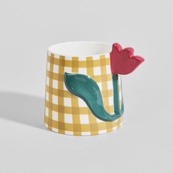 Taza de gres con cuadros vichy amarillo y asa de flor