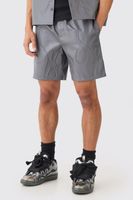 pantalon corto holgado de cuero sintetico con estampado de llamas en relieve y cintura elastica gris