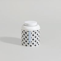 caja de acero blanco con flores negras