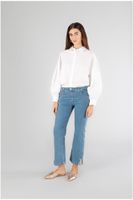 pantalon cropped de campana con bordado en el bajo sky 26