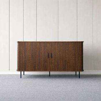 Aparador de madera acanalada con puertas correderas de 140 cm