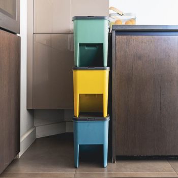 Lote de 3 cubos de basura apilables multicolor  60l