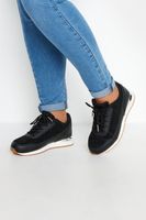 deportivas anchas negras con brillo y detalles metalicos