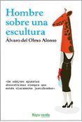 Hombre sobre una escultura
