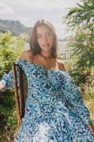 vestido estampado con hombros descubiertos