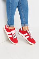 deportivas rojas anchas con franjas blancas