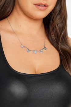 Collar Plateado Con Mariposas
