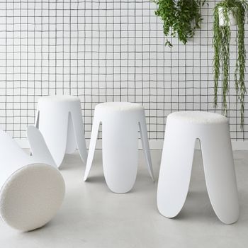 Taburetes blancos apilables de borreguito texturizado, set de 4