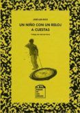 Un niño con un reloj a cuestas