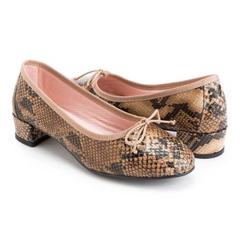Bailarina con tacón en piel tipo boa tonos beige y marrones.