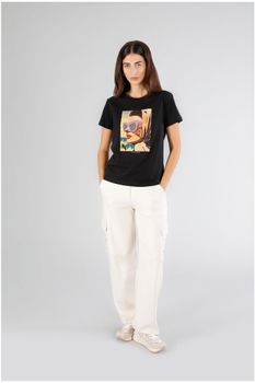 camiseta de manga corta con estampado de mujer con gafas. black
