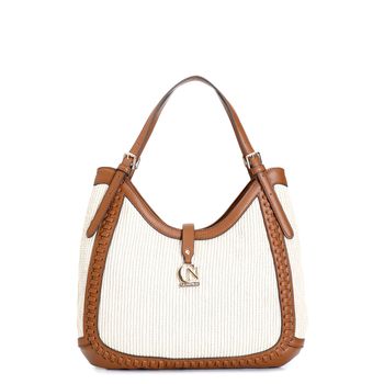bolso bandolera de rafia con ribete en contraste y charm de metal natural