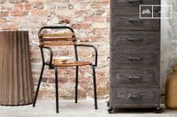 silla industrial de madera marron con reposabrazos