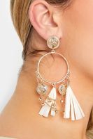 pendientes largos con borlas y rafia blanca
