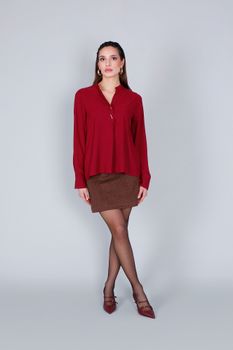 camisa con cuello en v burgundy