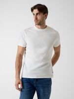 camiseta con logo bordado