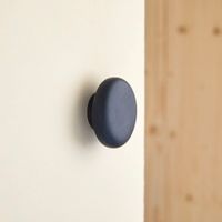 colgador de terrazo negro